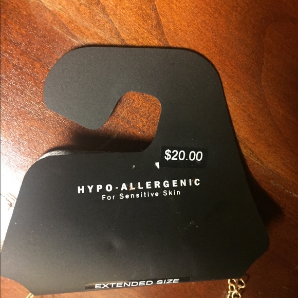 Women’s Beautiful Fashion Necklace - Picture 3 of 3